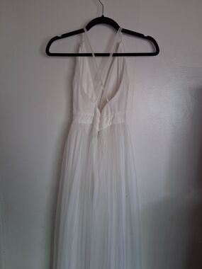 Elegant White Maxi Dress with Crossback Straps